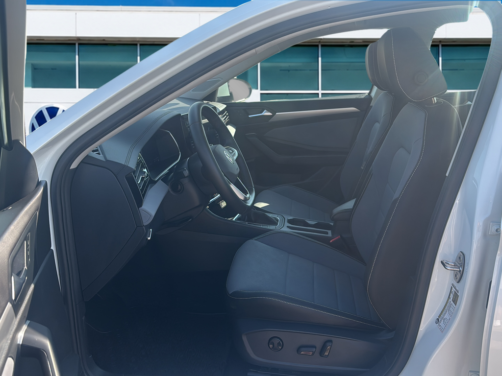 Certified Used 2025 White Volkswagen 1.5T SE image 18