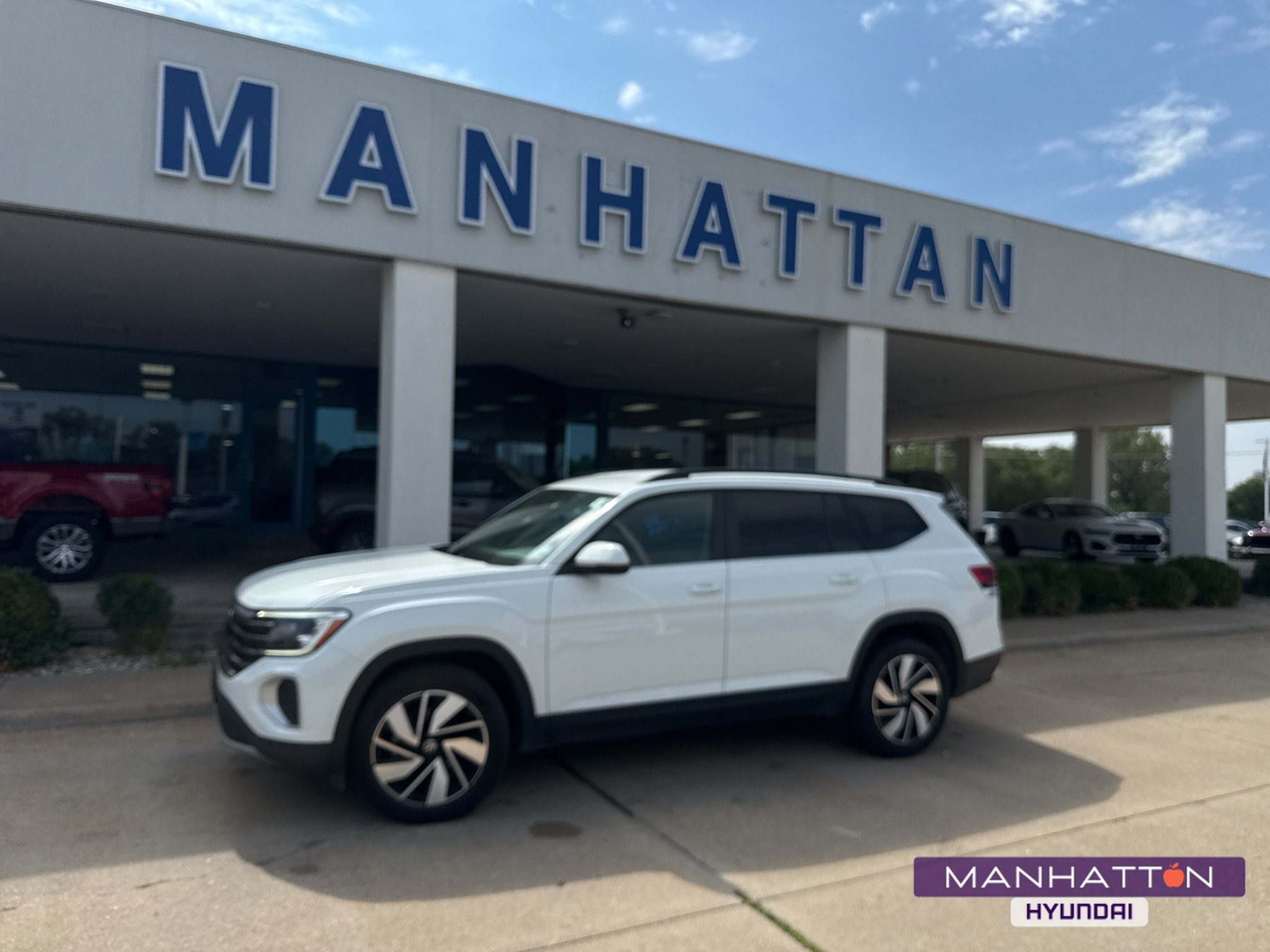 Used 2025 Pure White Volkswagen 2.0T SE w/Technology image 1