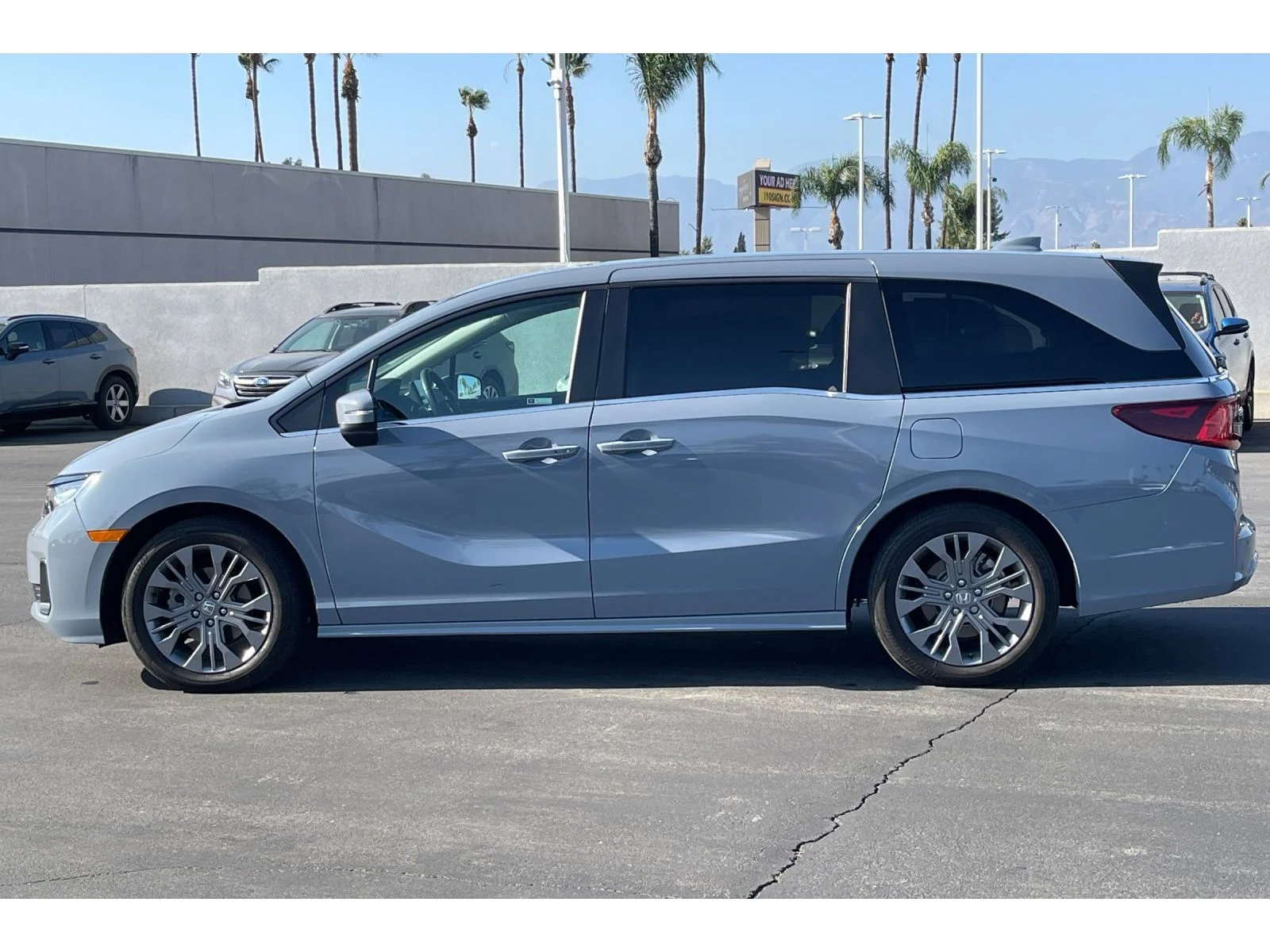 Used 2025 SONIC GRAY PEARL Honda Touring image 2
