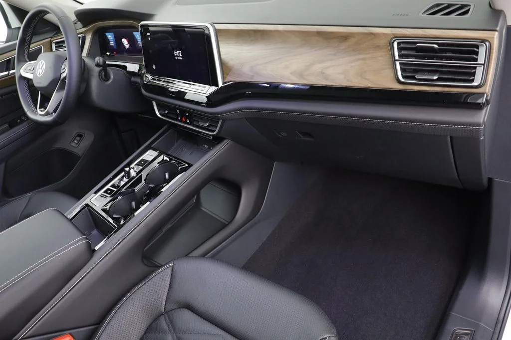 New 2026 Opal White Volkswagen SE w/Technology image 21