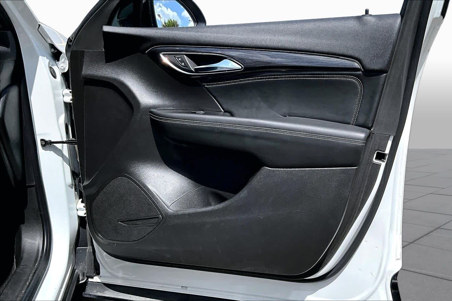 Used 2023 Summit White Buick Essence image 22