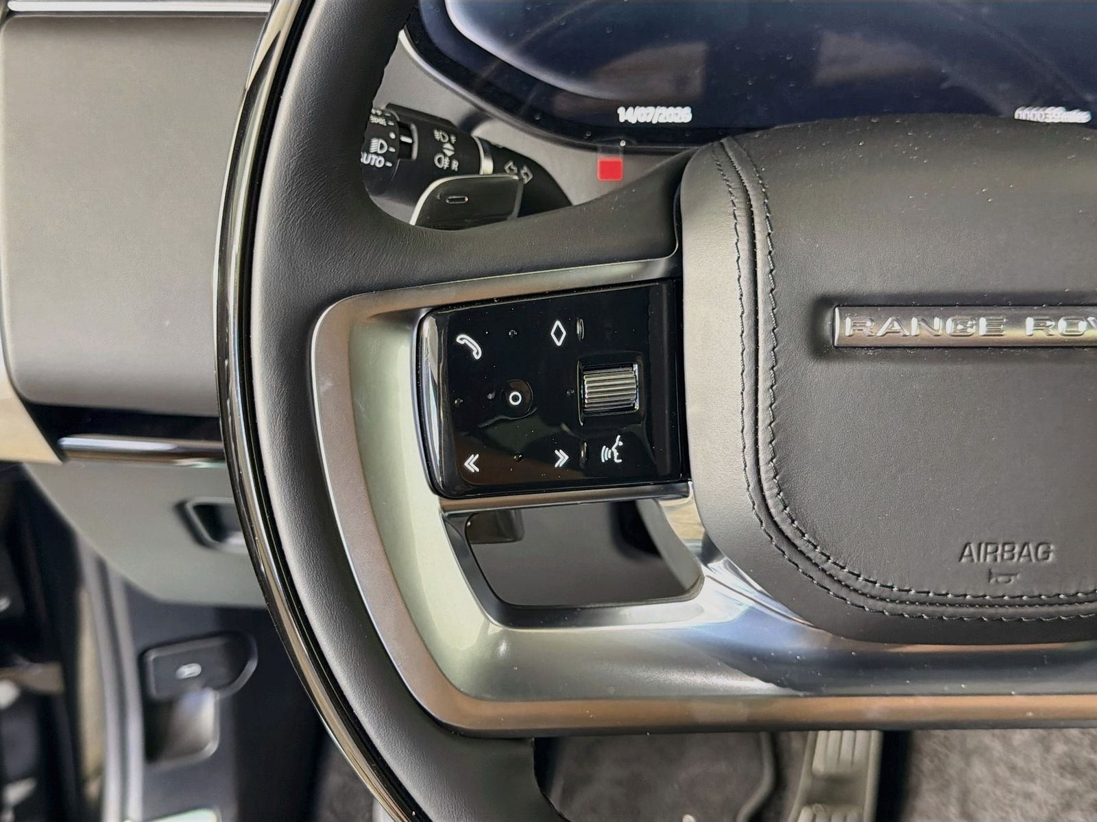 New 2026 Santorini Black LAND ROVER SE 7 Seats image 12