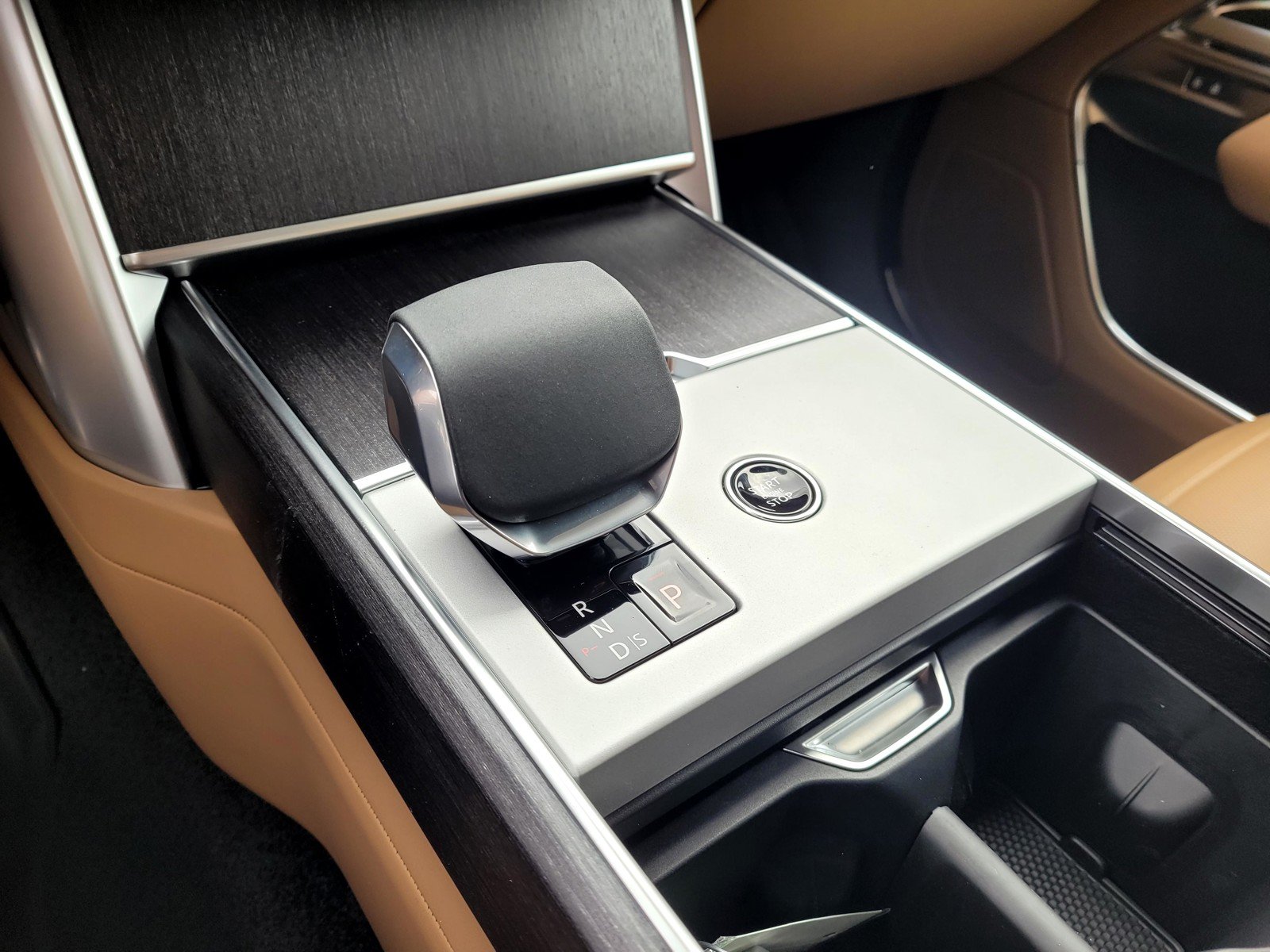 New 2026 Carpathian Grey Land Rover SE image 21