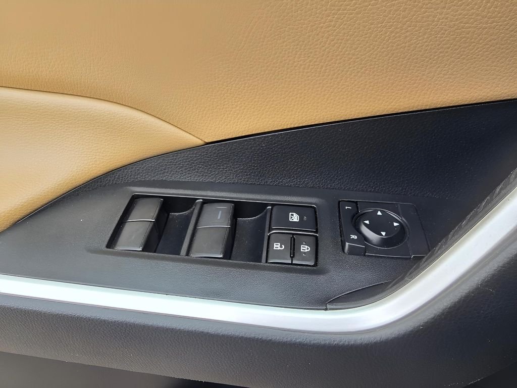 Used 2022 Midnight Black Metallic Toyota Hybrid LE image 22