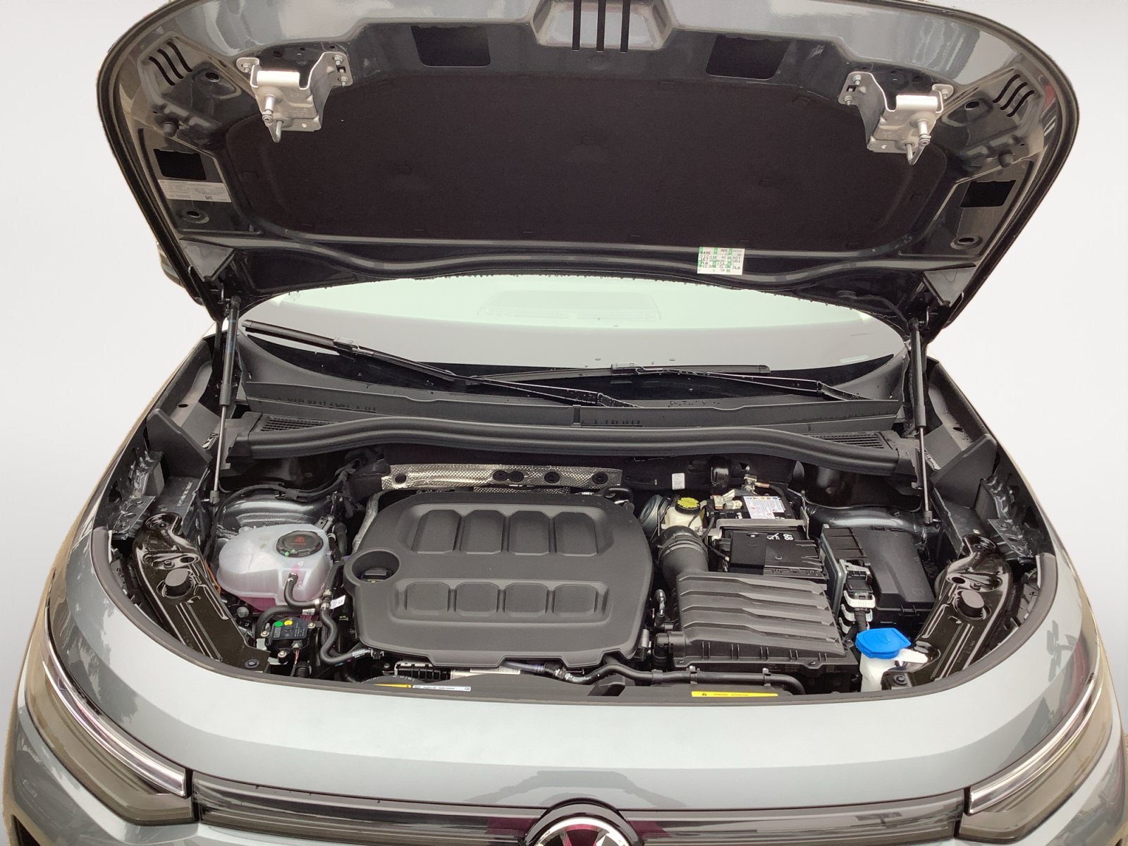 New 2026 PLATINUM GRAY Volkswagen SE image 12