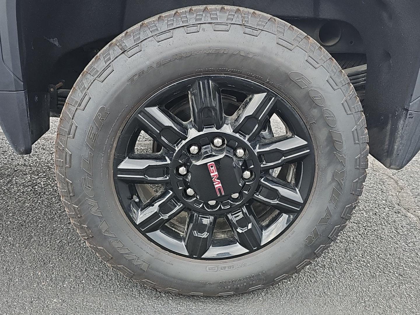 Used 2025 Summit White GMC AT4 image 10