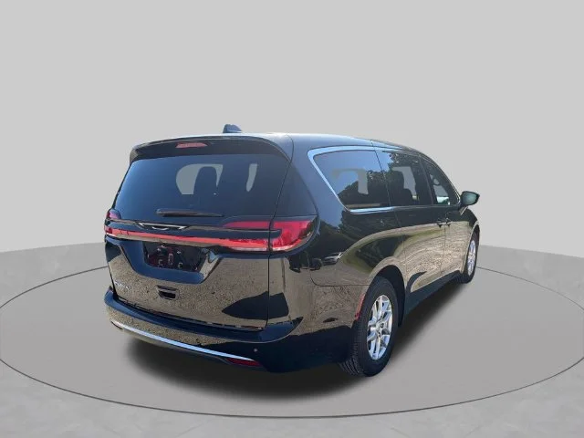 New 2027 Diamond Black Crystal Pearl-Coat Exterior Paint Chrysler Select image 4