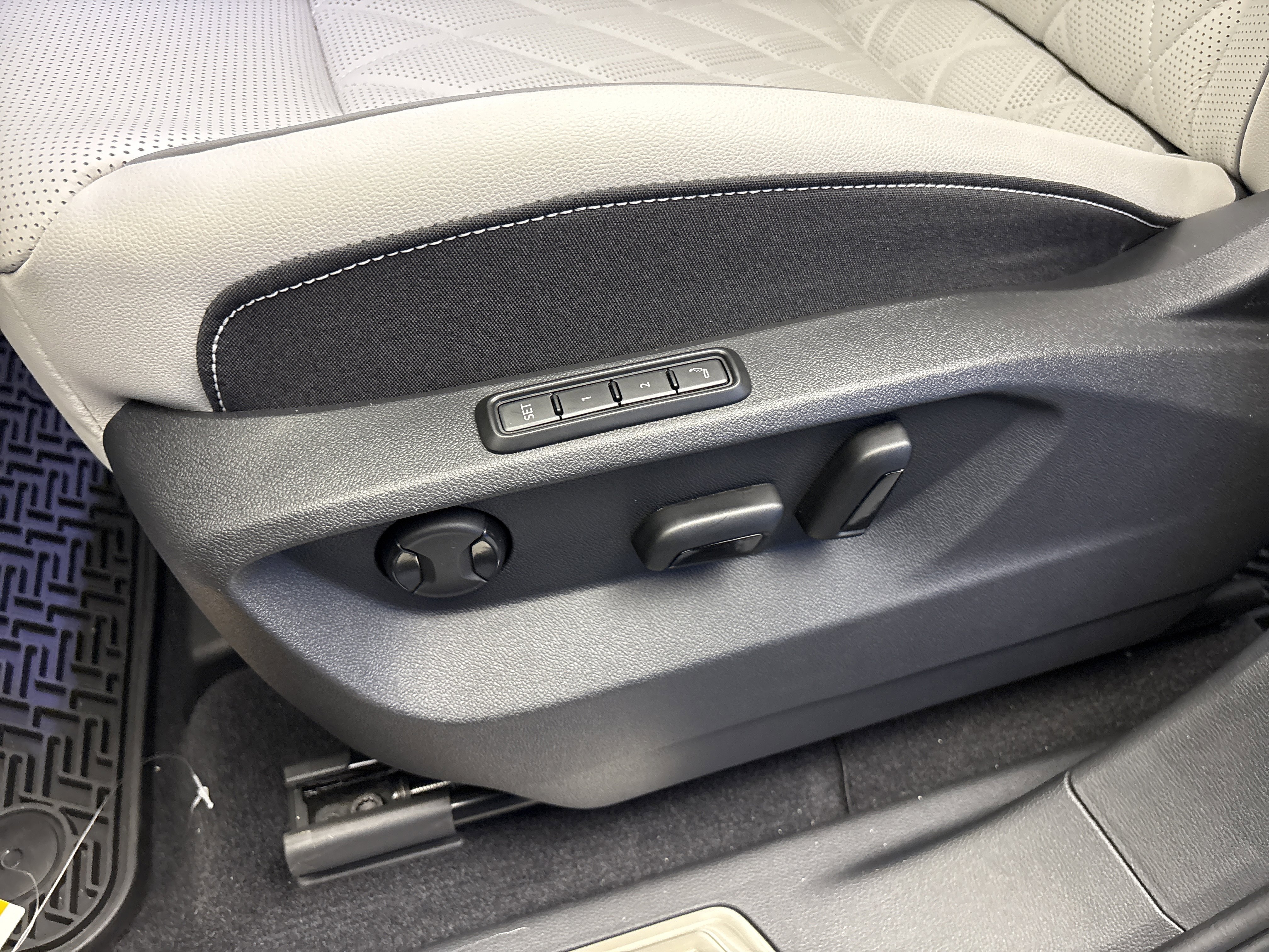 2025 Volkswagen Atlas Cross Sport SEL Premium R-LINE - Photo 13