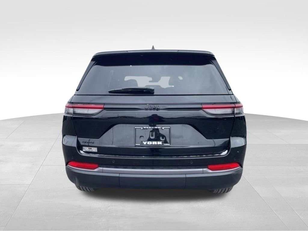 New 2026 Diamond Black Crystal Pearl-Coat Exterior Paint Jeep Altitude image 4