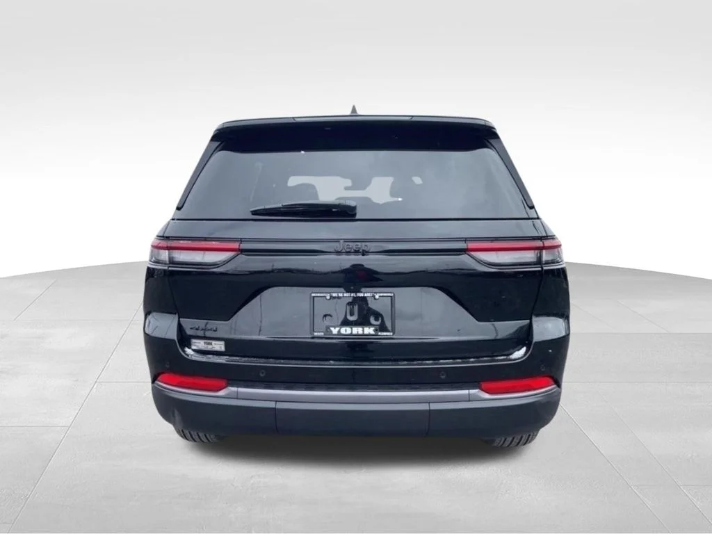 New 2026 Diamond Black Crystal Pearl-Coat Exterior Paint Jeep Altitude image 4