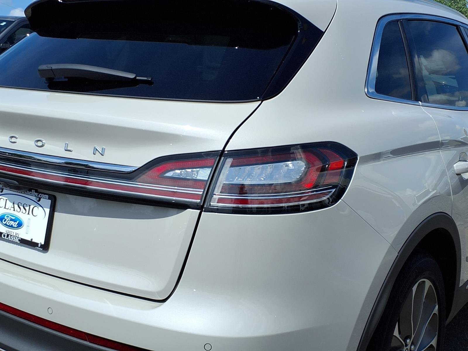 Used 2023 Ceramic Pearl Metallic Tinted Clearcoat Lincoln Reserve image 17
