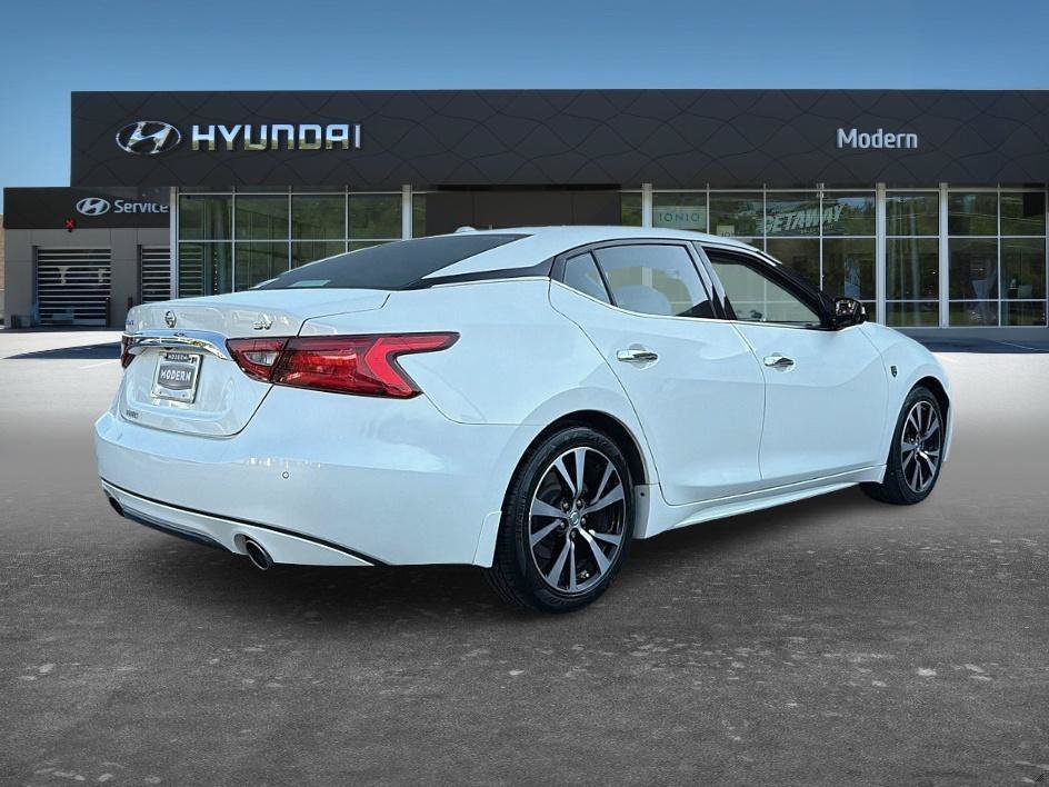 Used 2018 Pearl White Nissan SV image 3