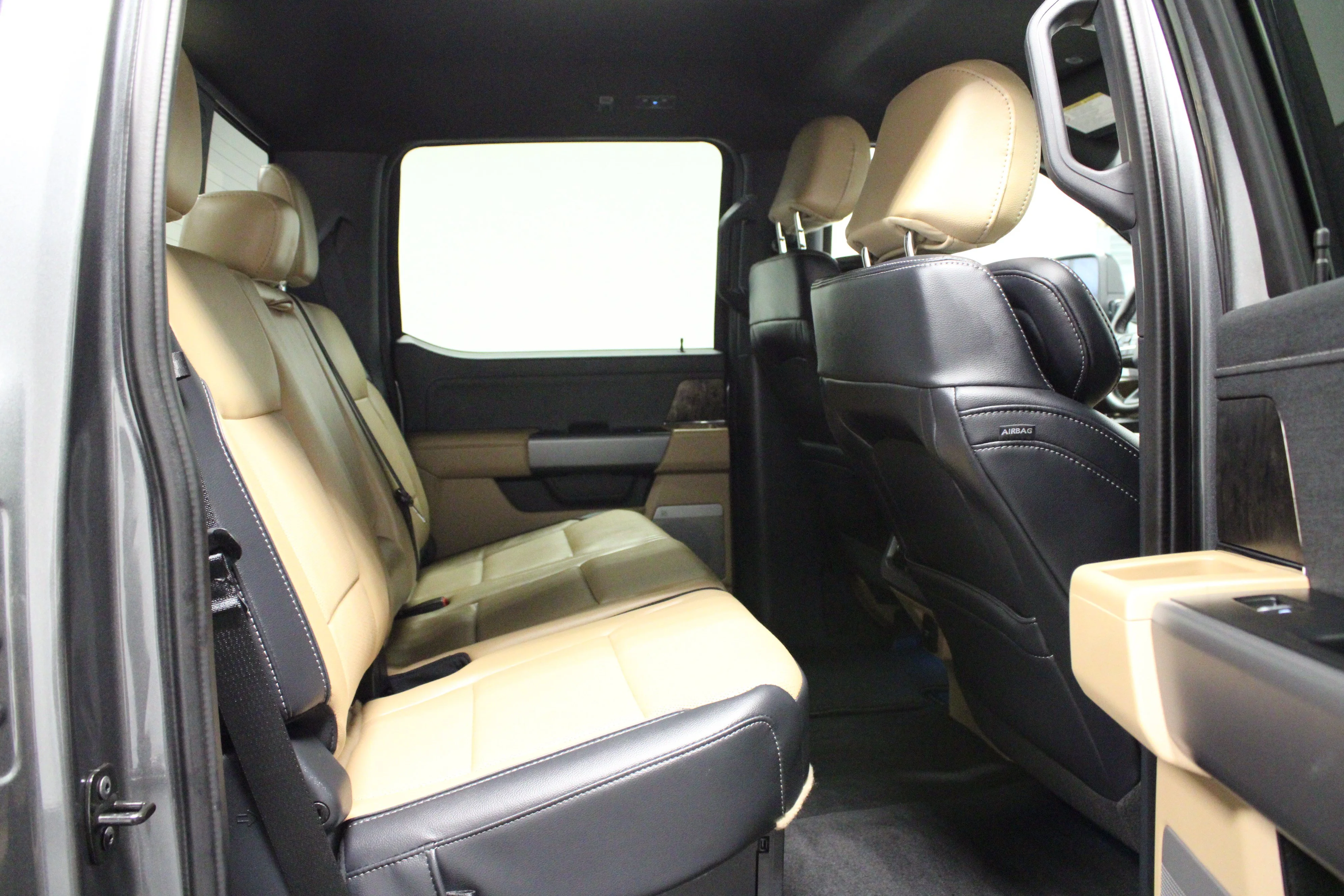 Used 2025 Carbonized Gray Metallic Ford LARIAT image 17