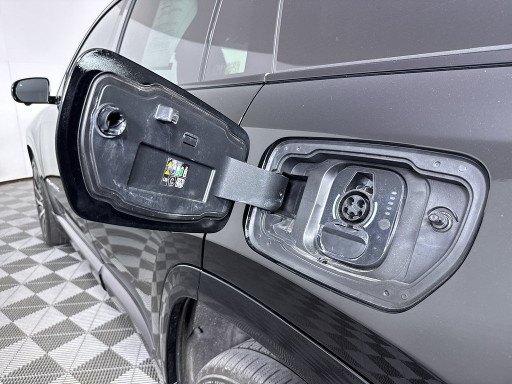 Used 2025 Diamond Black Crystal Pearlcoat Jeep Limited image 3