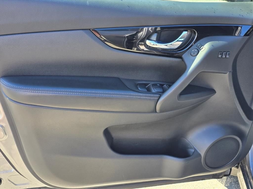 Used 2022 Gray Nissan SV image 9