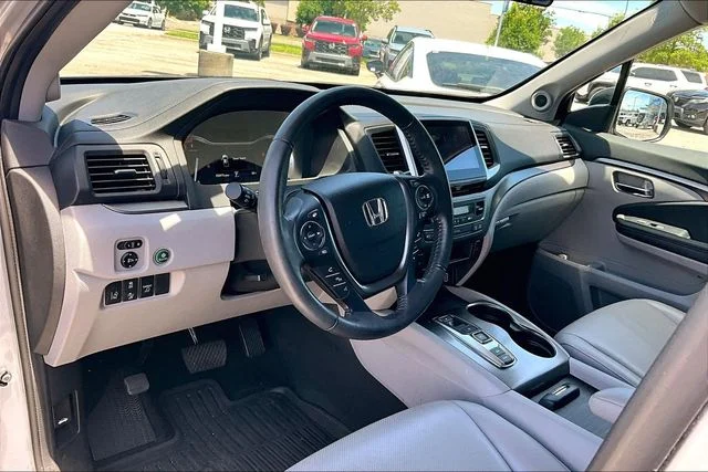 Used 2020 Lunar Silver Metallic Honda RTL image 14