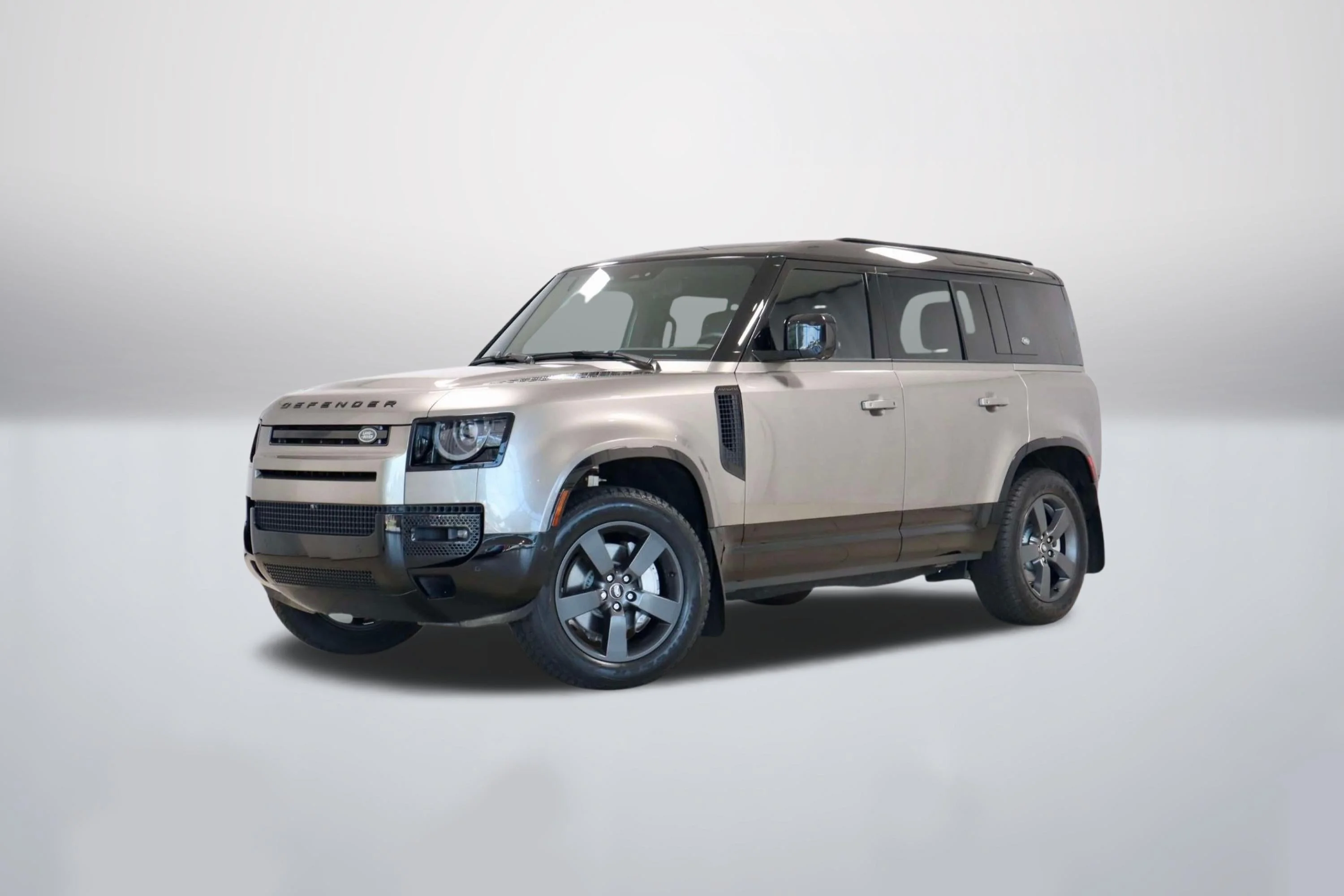 Used 2024 Silicon Silver Premium Metallic Land Rover X-Dynamic SE image 1