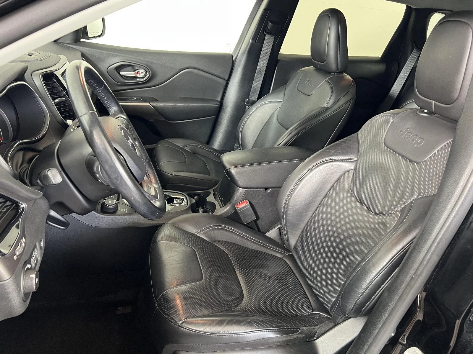 Used 2020  Jeep Limited image 4