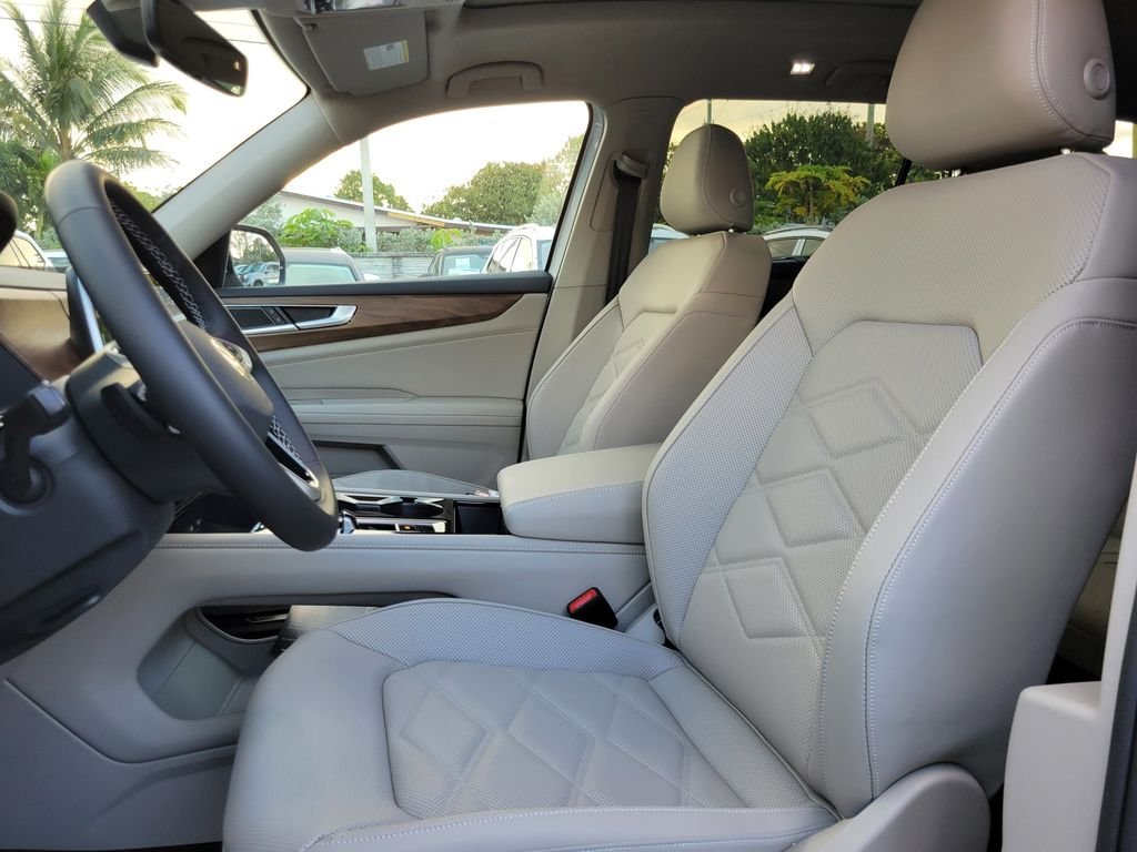 New 2026 White/off-white Volkswagen SE w/Technology image 10
