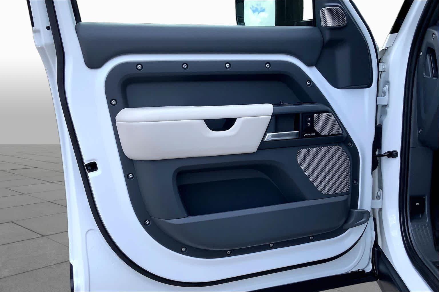 Used 2024 Fuji White Land Rover X-Dynamic SE image 20