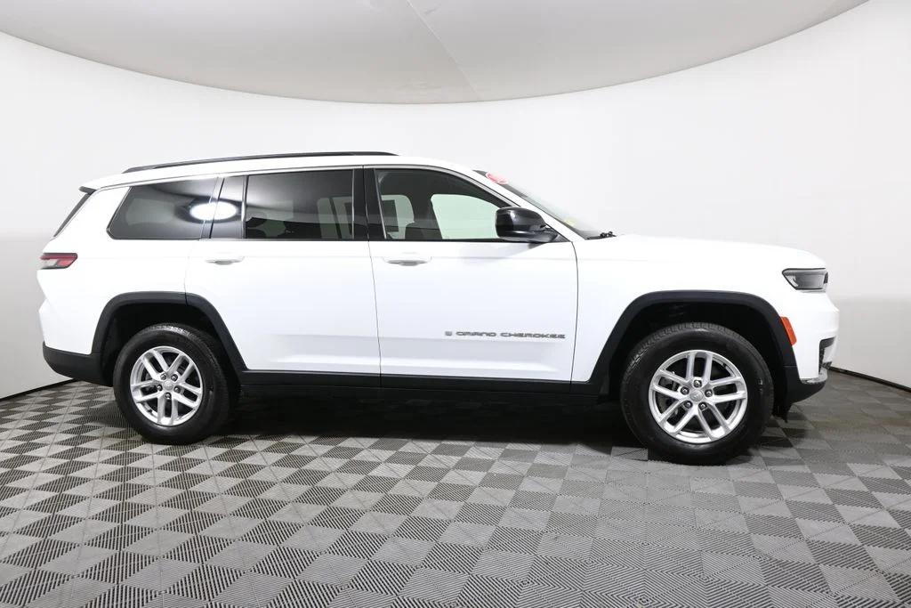 Used 2024 White Jeep Laredo image 8
