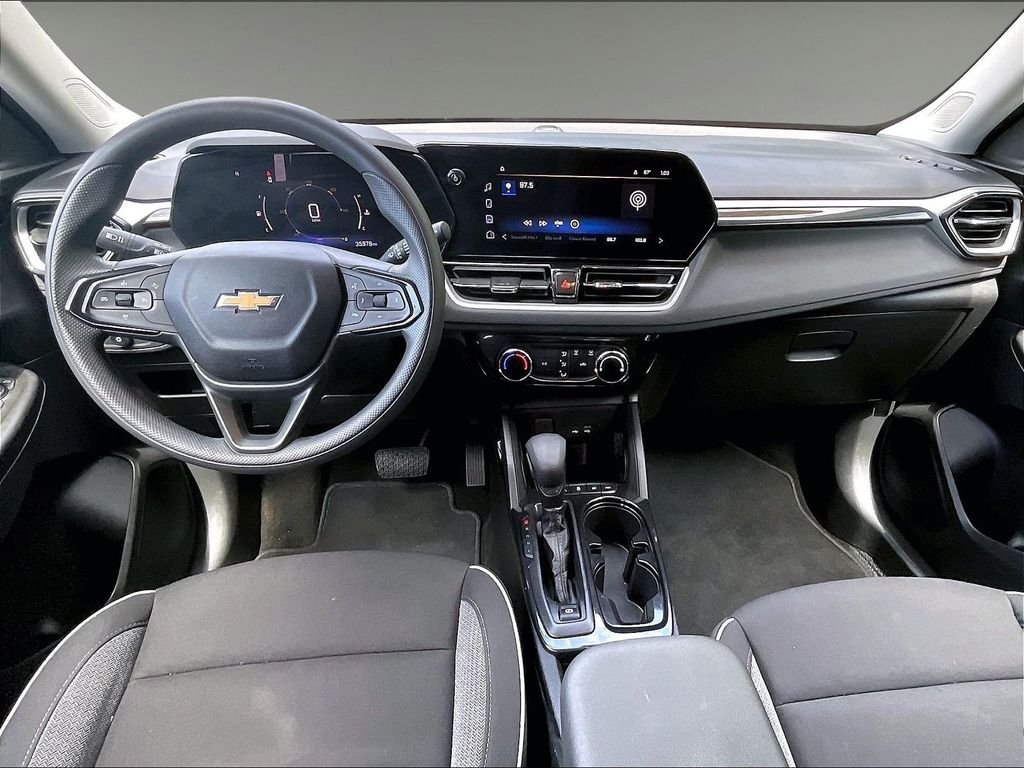 Used 2025 White Chevrolet LT image 21