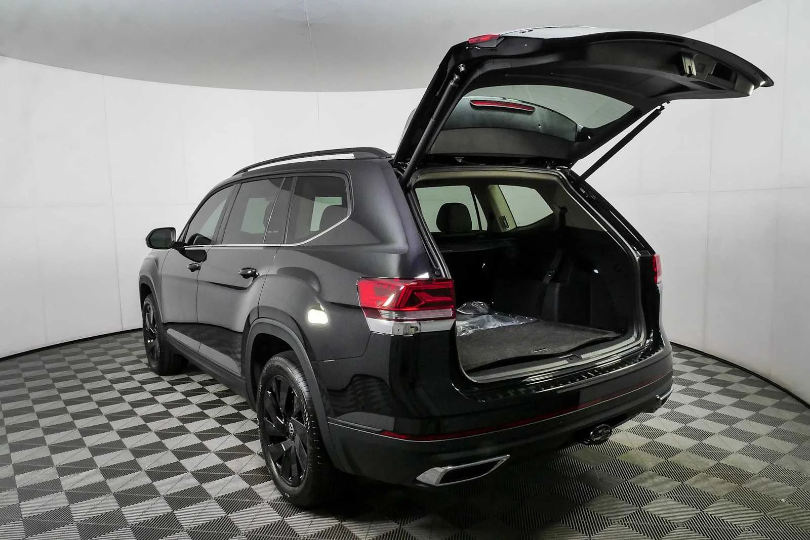 New 2026 Deep Black Pearl Volkswagen 2.0T SE w/Technology image 33