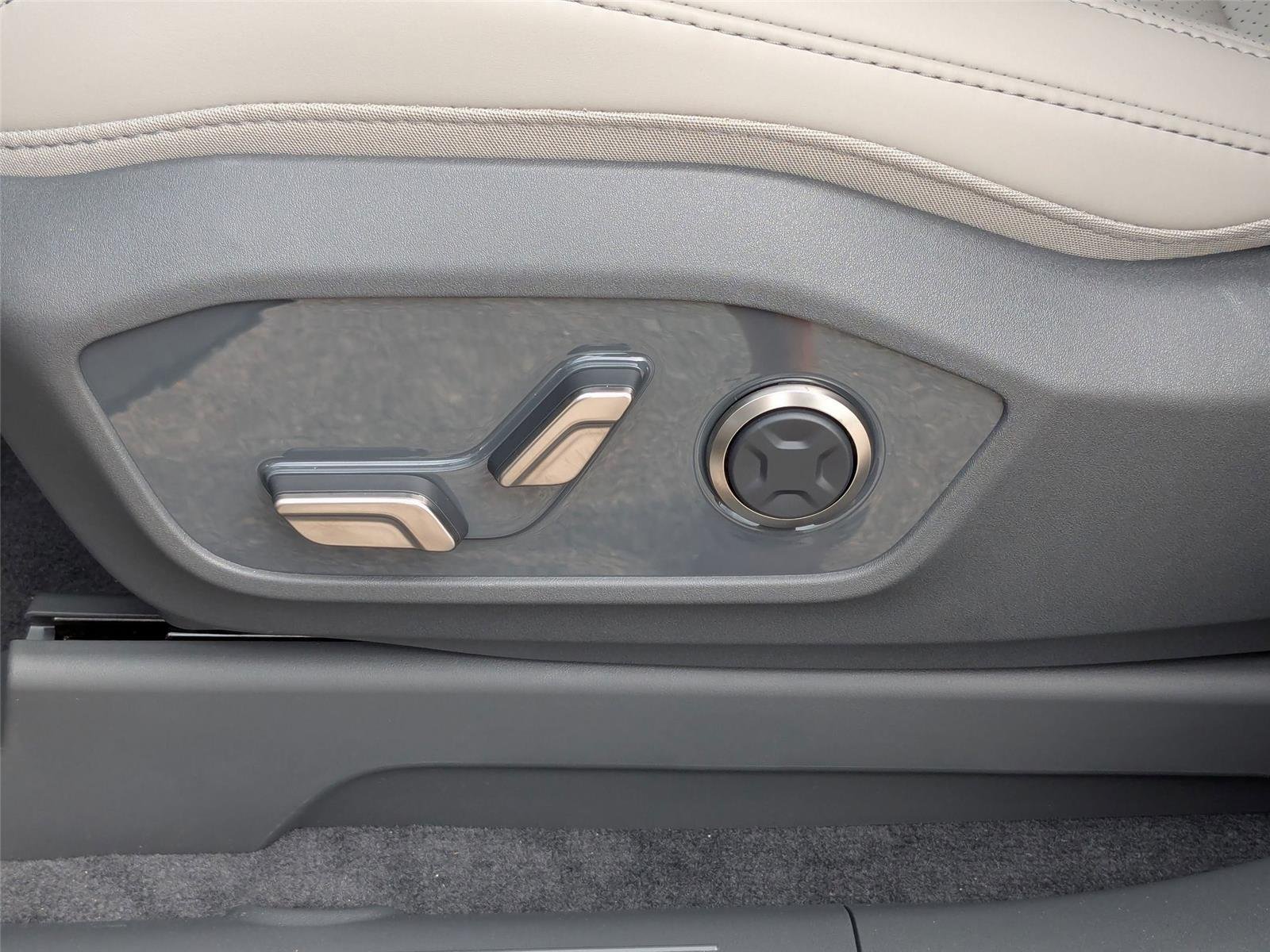 New 2026 EBONY BLACK KIA WIND image 15