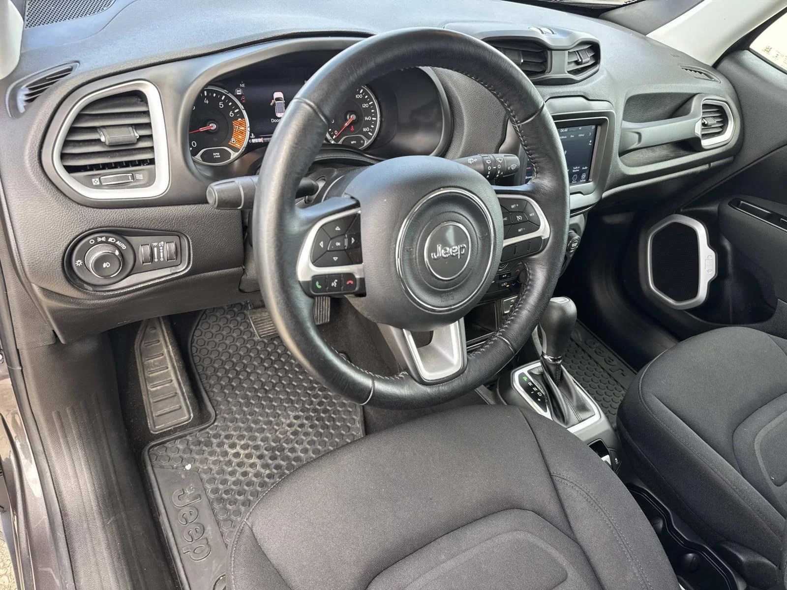 Used 2021 Granite Crystal Metallic Clearcoat Jeep Latitude FWD image 17