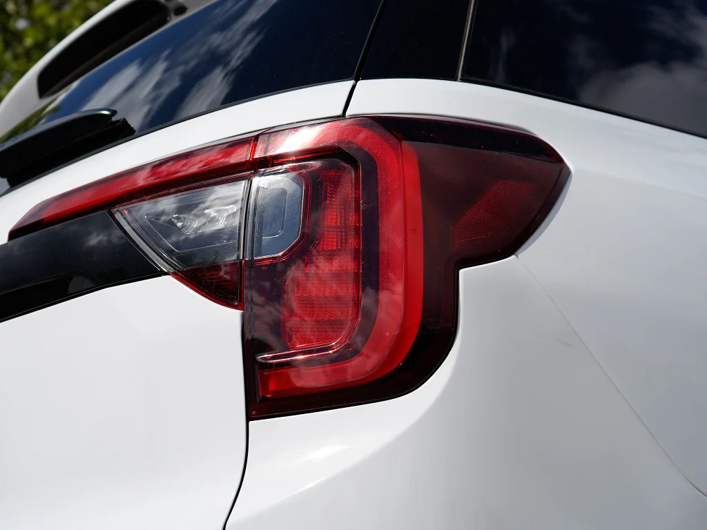 Used 2023 Summit White GMC SLE image 12