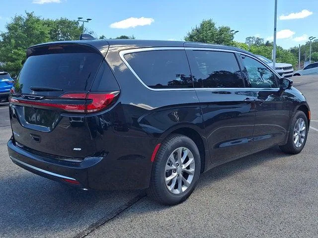 New 2027 Diamond Black Crystal Pearl-Coat Exterior Paint Chrysler Select image 4