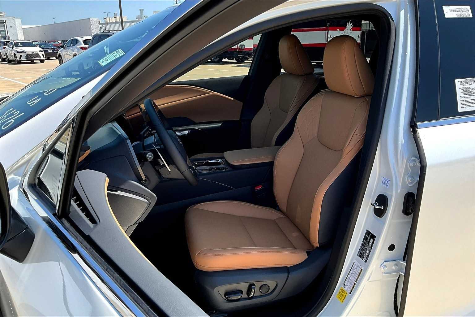 Used 2025 Eminent White Pearl Lexus Premium Plus image 9
