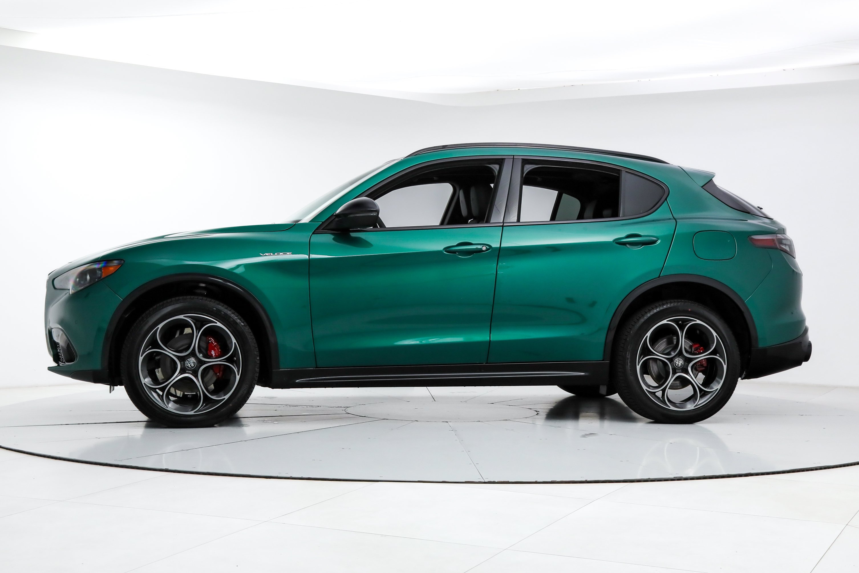 New 2026 Verde (Green) Fangio Metallic Exterior Paint Alfa Romeo  image 2