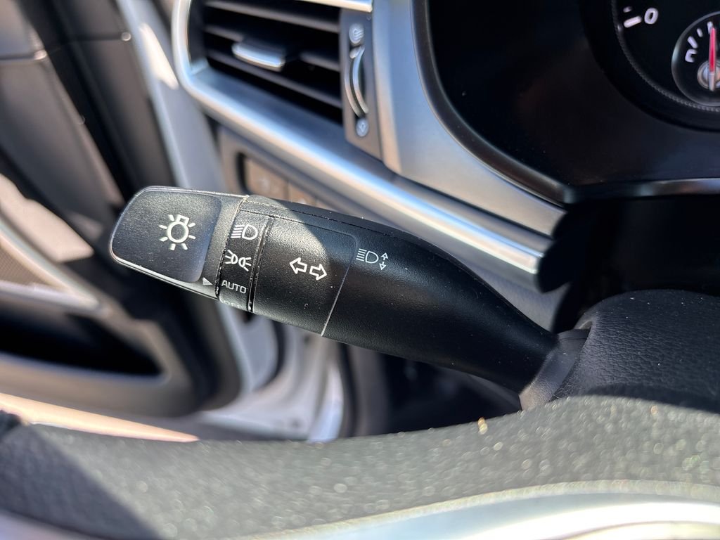Used 2022 White Kia S image 29