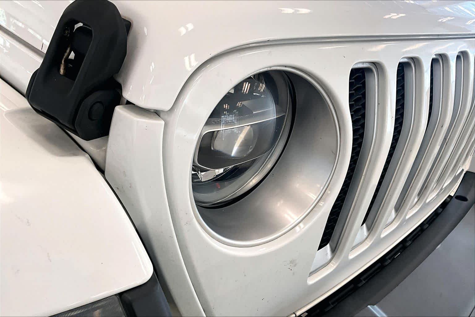 Used 2018 Bright White Clearcoat Jeep Sahara image 25