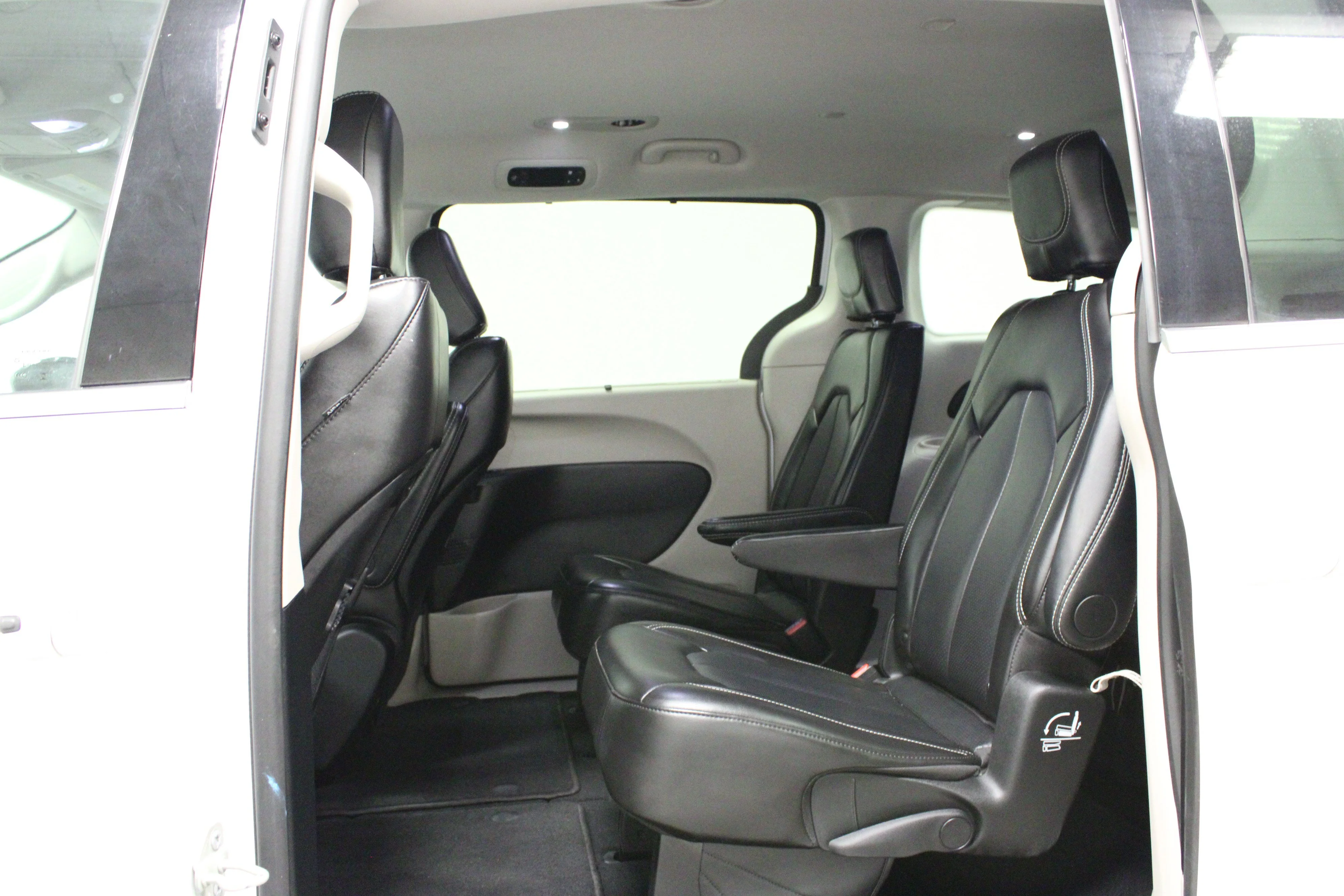 Used 2024 Bright White Clearcoat Chrysler Touring L image 13