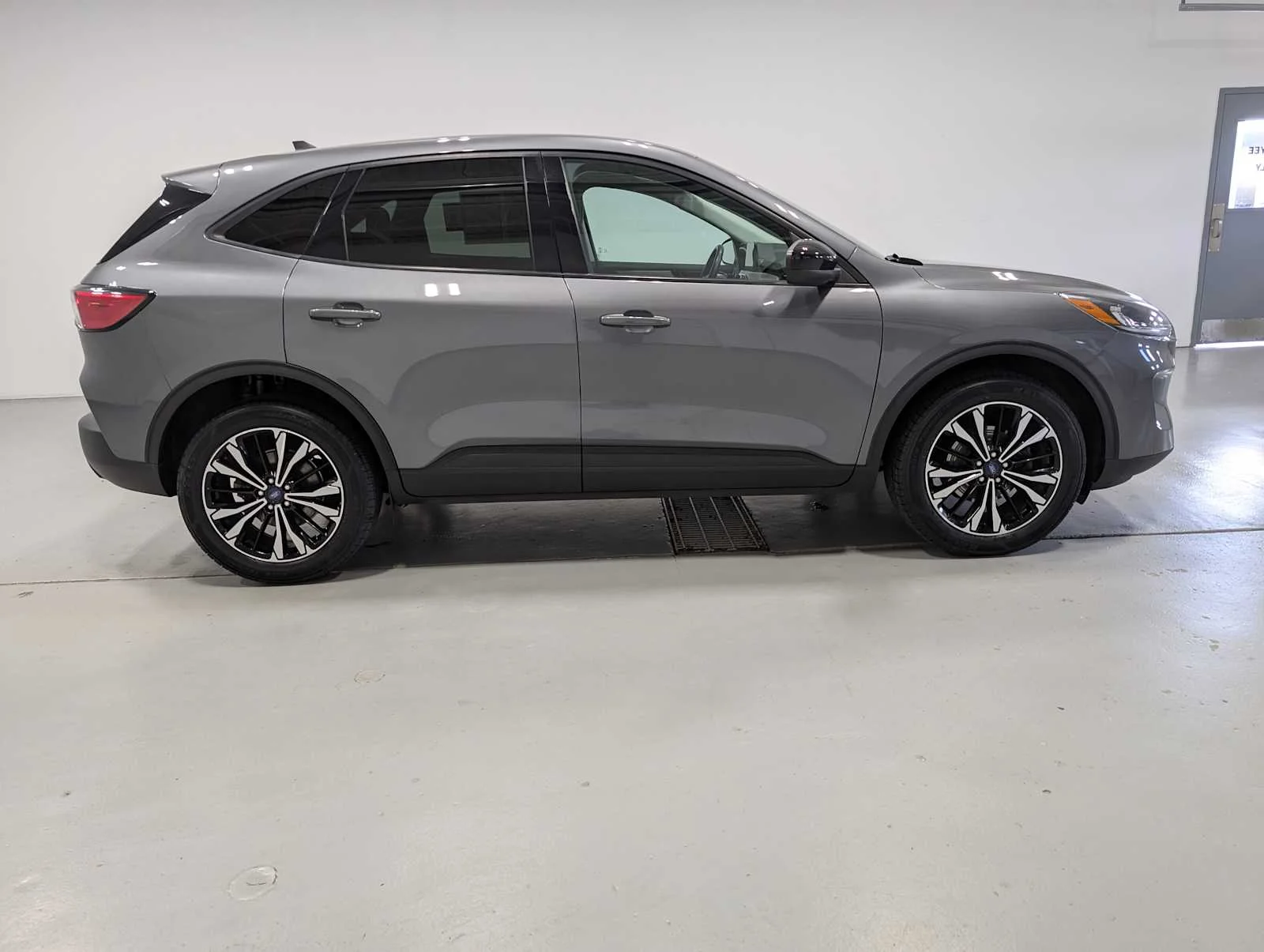 Used 2022 Carbonized Gray Metallic Ford SE image 7