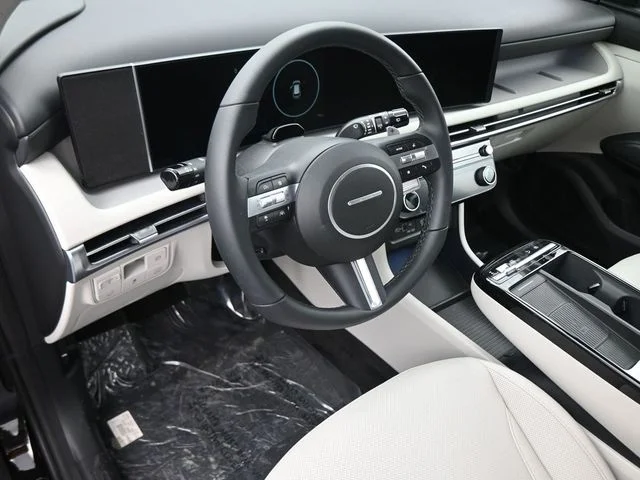 Used 2025 Gray Hyundai SEL Convenience image 17
