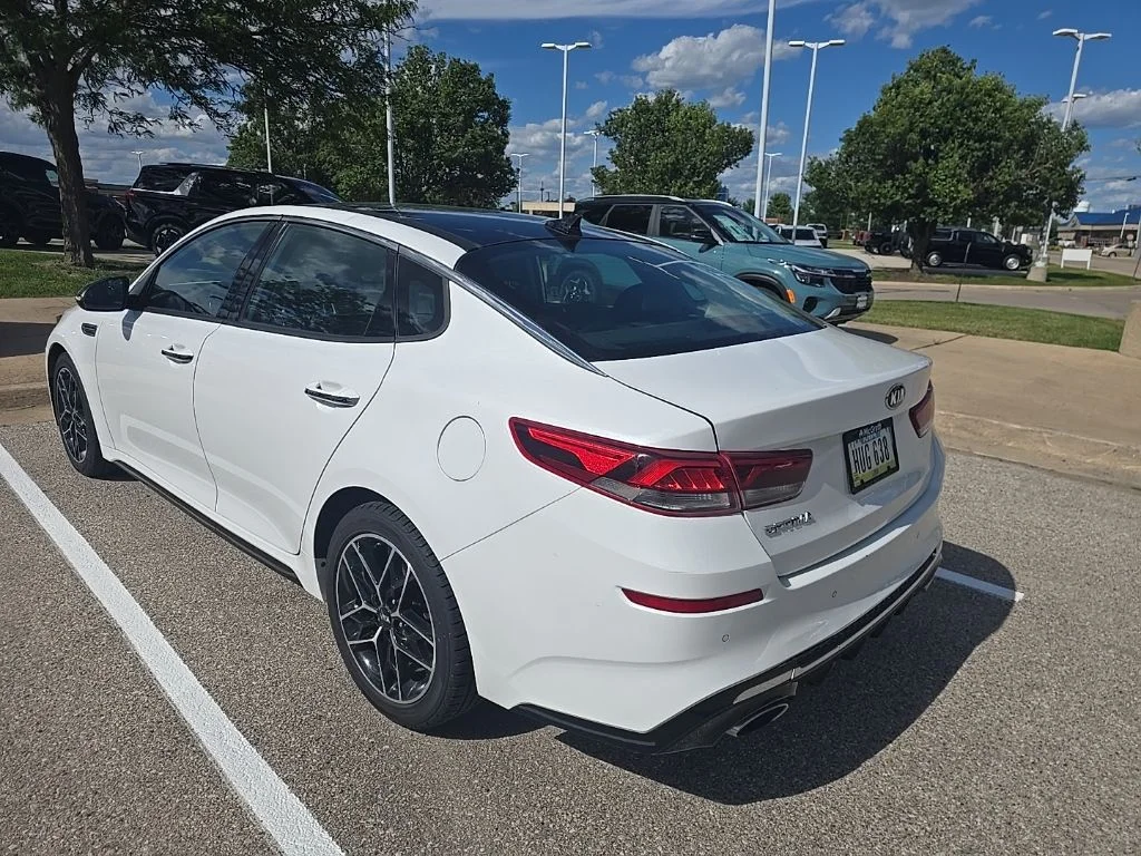Used 2020 White Kia SE image 4