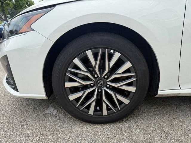 Used 2025 White Nissan 2.5 SV image 11