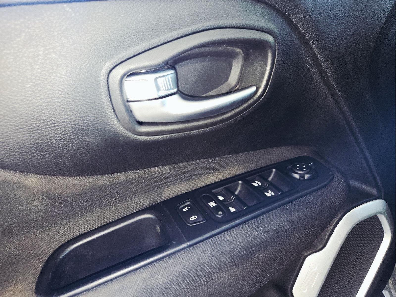 Used 2020 Sting-Gray Clearcoat Jeep Latitude image 10