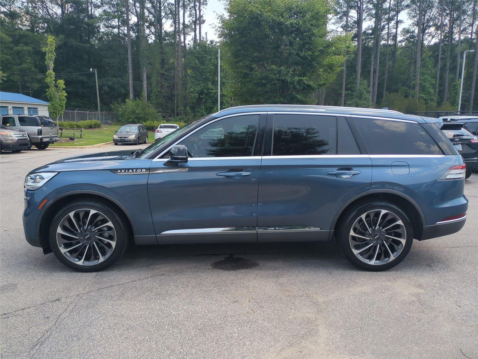 Used 2020 Blue Diamond Metallic Lincoln Reserve image 2