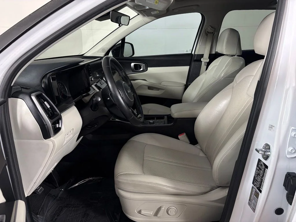 Used 2022 White Kia S image 16