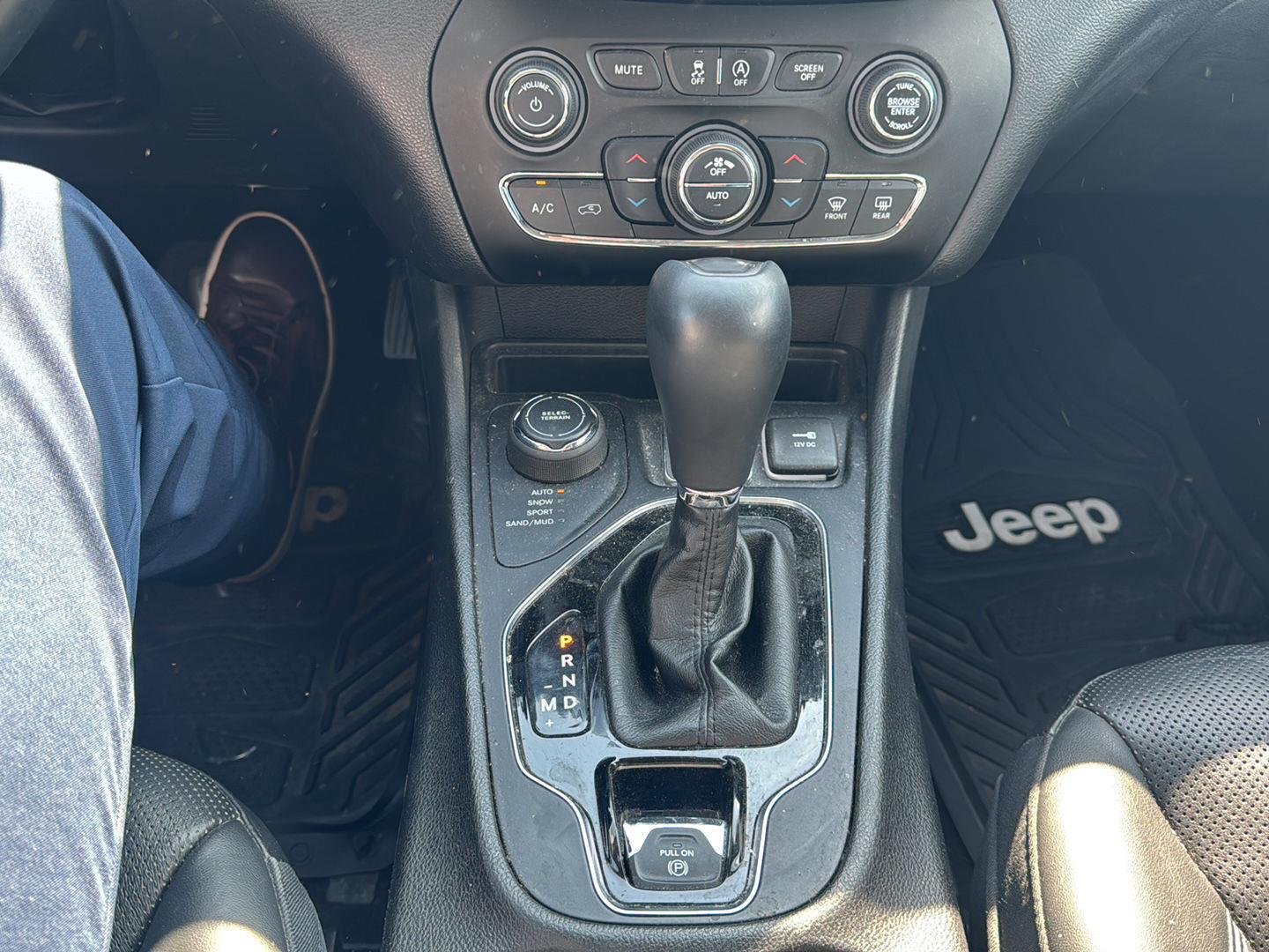 Used 2019 Olive Green Pearlcoat Jeep Limited image 11