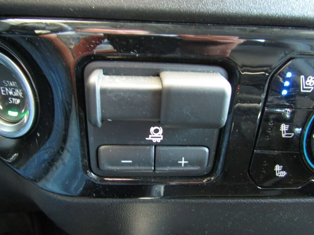 Used 2024 White GMC SLT image 21