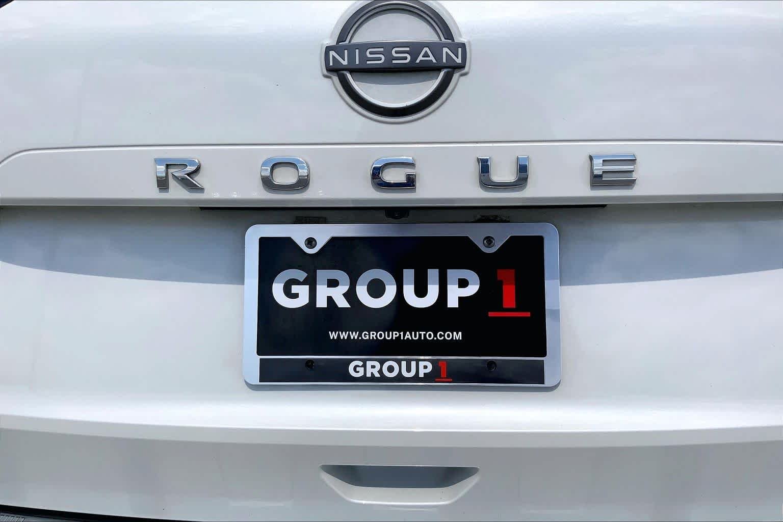 Used 2022 Pearl White Tricoat Nissan SL image 10