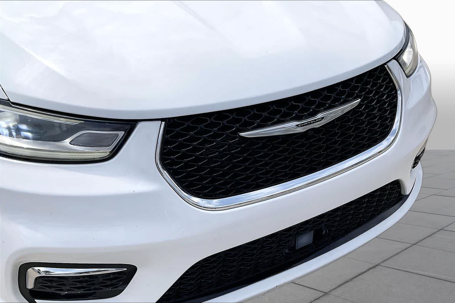 Used 2023 Bright White Clearcoat Chrysler Touring L image 50