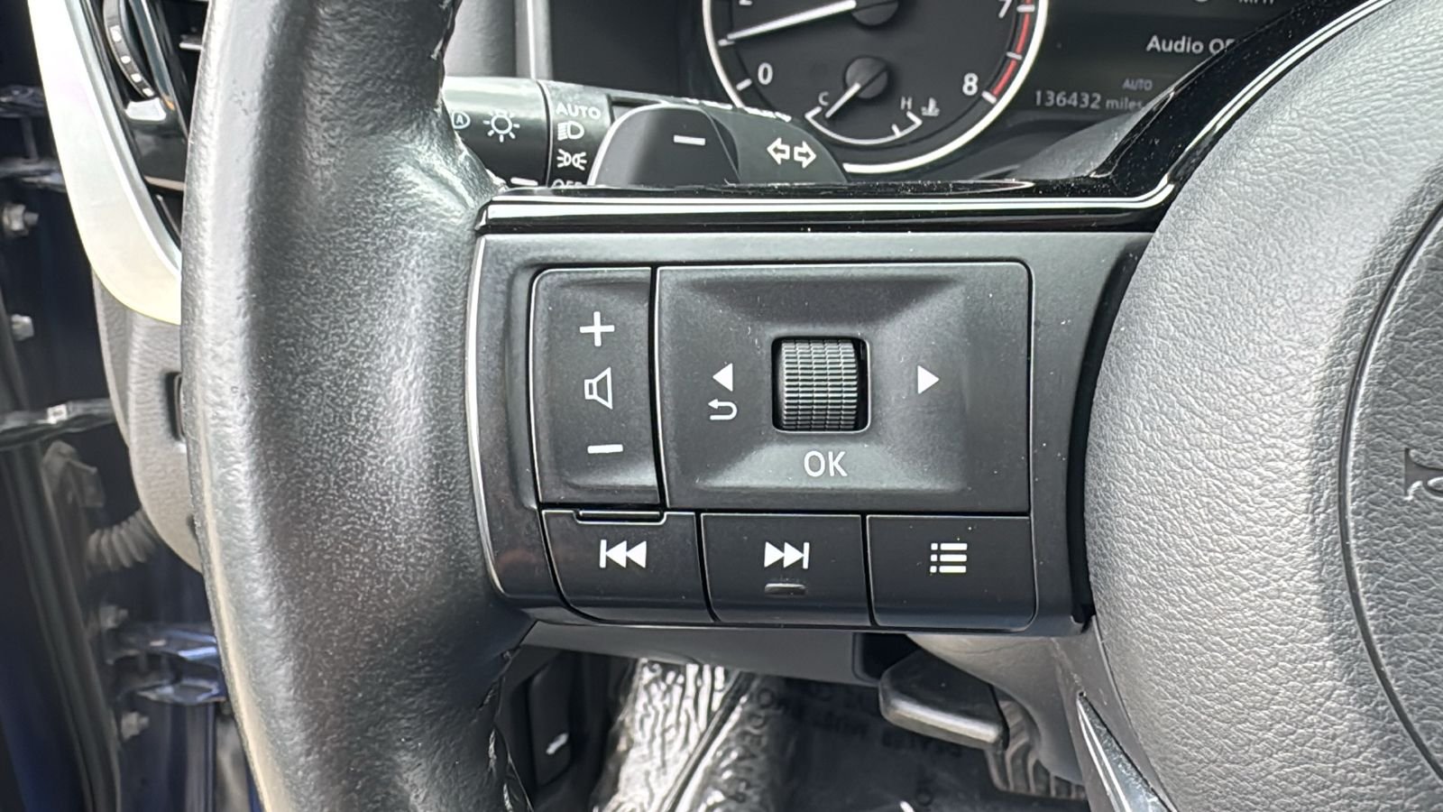 Used 2021 Blue Nissan SL image 21