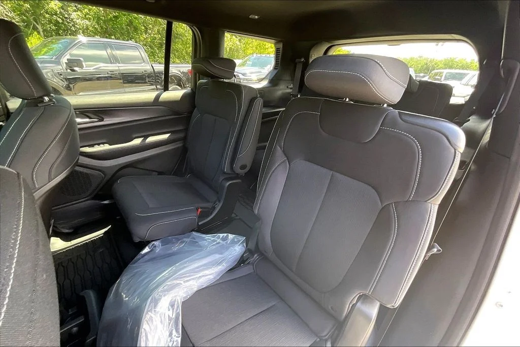 New 2026 Bright White Clear-Coat Exterior Paint Jeep Laredo image 22