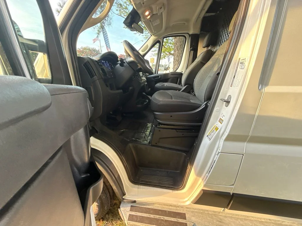 Used 2025 White Ram Base image 15